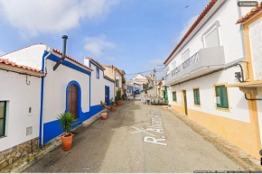 Casa Inteira e Ampla com 14 Camas, Refúgio Familiar em Granja Mourão, Próxima à Praia Fluvial e Castelo